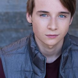 C.J. Valleroy 飾演 Eli