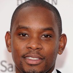 艾繆艾米 - 超感 8 人組：創世界演員 飾演Capheus