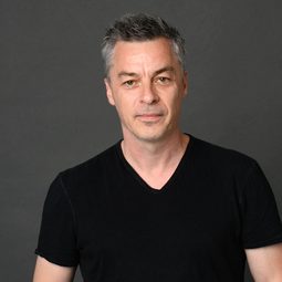 Janek Sirrs 飾演 Self