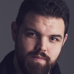 Joshua Bainbridge 飾演 Noah