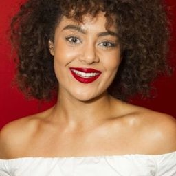 Izuka Hoyle 飾演 Camille