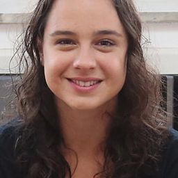 Julia Bernat 飾演 Amélia