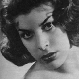 Bruna Corrà 飾演 Baroness Monica D'Erlange