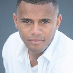 Juan Dos Santos 飾演 Mamadou