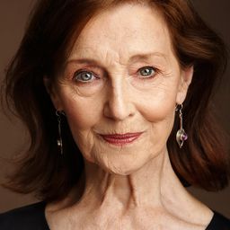 史黛拉·麥卡斯克爾 - 四個阿媽搞邊科演員 飾演Maude