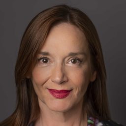 Manuela Couto 飾演 Mrs. Cooper