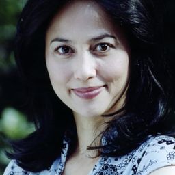 Meriam Bellina 飾演 Ibu Mona