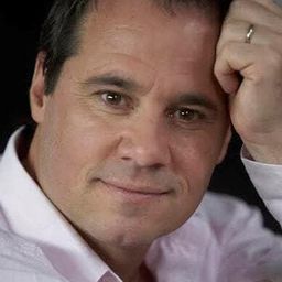 Paul Mercurio 飾演 Leo Natoli