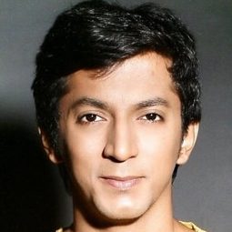 Anshuman Jha 飾演 Rahul Kumar