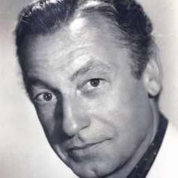 Maurice Marsac 飾演 Hotel Clerk