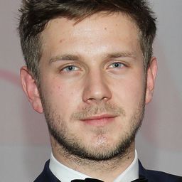 安東尼·克羅利柯斯基 飾演 'Komo'