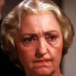 Leona Roberts - Week-End in Havana演員 飾演Passenger