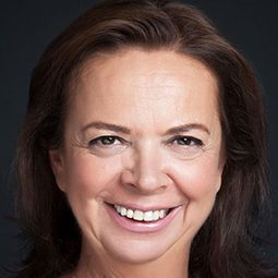 Ayşe Tunaboylu 飾演 Nazmiye Demirel