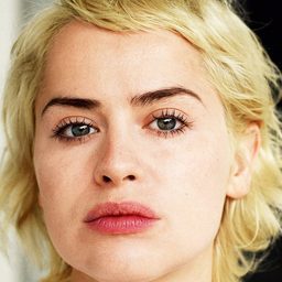 Martina Schöne-Radunski 飾演 Nina