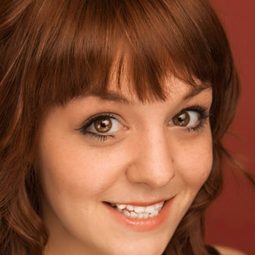 Caitlynne Medrek 飾演 Kitten (voice)