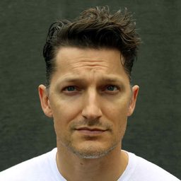 Clayton Spencer 飾演 Brett