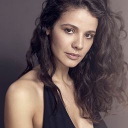 卡希娜·卡里那 飾演 Nora