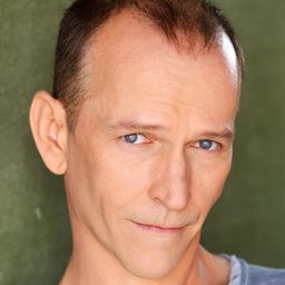 Timothy T. McKinney 飾演 Ronnie