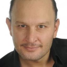 Şafak Karali 飾演 Courthouse Clerk Abidin