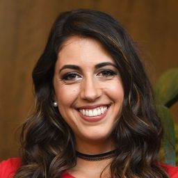 Caitlin Dechelle 飾演 