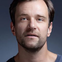 Ondřej Novák 飾演 Karel Šíma