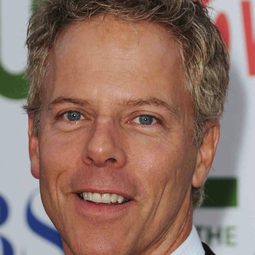 葛瑞格·杰曼 - 公理演員 飾演Simon Davis