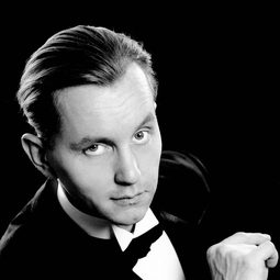 Max Raabe 飾演 Self