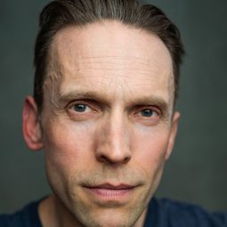 Leigh Jones 飾演 Abner