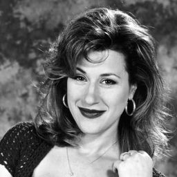 Donna Eskra 飾演 Ivers