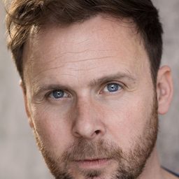 Colin Hoult 飾演 Geoff