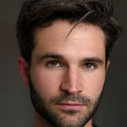 Maxime Canat 飾演 Policier tapissage