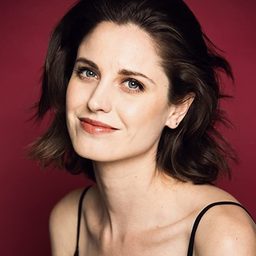 Christine Donlon 飾演 Commercial Auggie