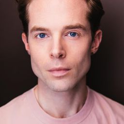 普雷斯頓·馬丁 - 騙讚別見怪演員 飾演Host