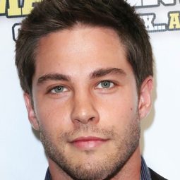 迪恩·蓋耶 - 死亡山地演員 飾演Daniel