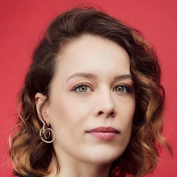 寶娜比爾 飾演 Laura