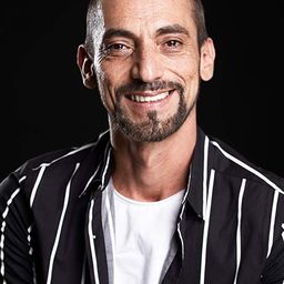 Carlos Valencia 飾演 