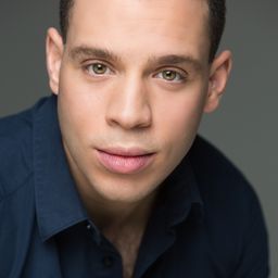 羅賓·德哈蘇 飾演 Michael Flores