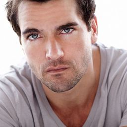 Jackson Hurst 飾演 Raymond