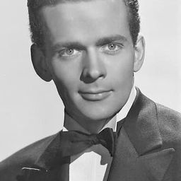 Frank Latimore 飾演 Carlo Torquati