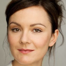 Rachael Stirling 飾演 Anna