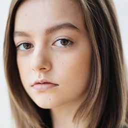 Milli Wilkinson 飾演 Devyn Rogers