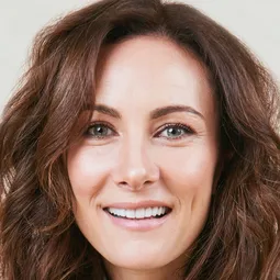 羅娜貝蘭蒂 - 古德里奇演員 飾演Naomi