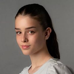 Ülkü Hilal Çiftçi 飾演 Ceren