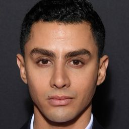 Djanis Bouzyani 飾演 Francis