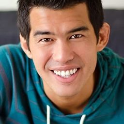 Kelsey Chock 飾演 First Kiss Greg