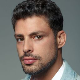 Cauã Reymond 飾演 Barman