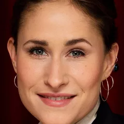 蘿莎琳敏斯特 飾演 Sara