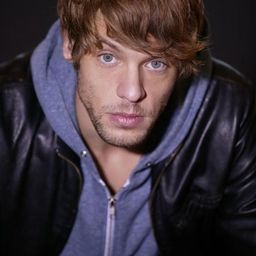 Christoph Humnig 飾演 Henning