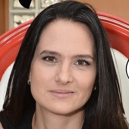 Mariana Caltabiano 飾演 Narrator