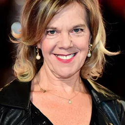 凱洛琳·皮寇斯 飾演 Grandma